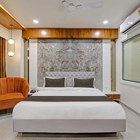 Hotel Collection O Alpha One Ahmedabad Esterno foto