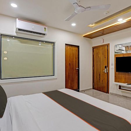Hotel Collection O Alpha One Ahmedabad Esterno foto