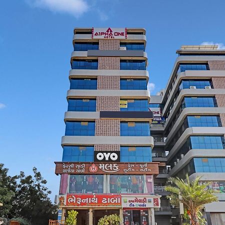 Hotel Collection O Alpha One Ahmedabad Esterno foto