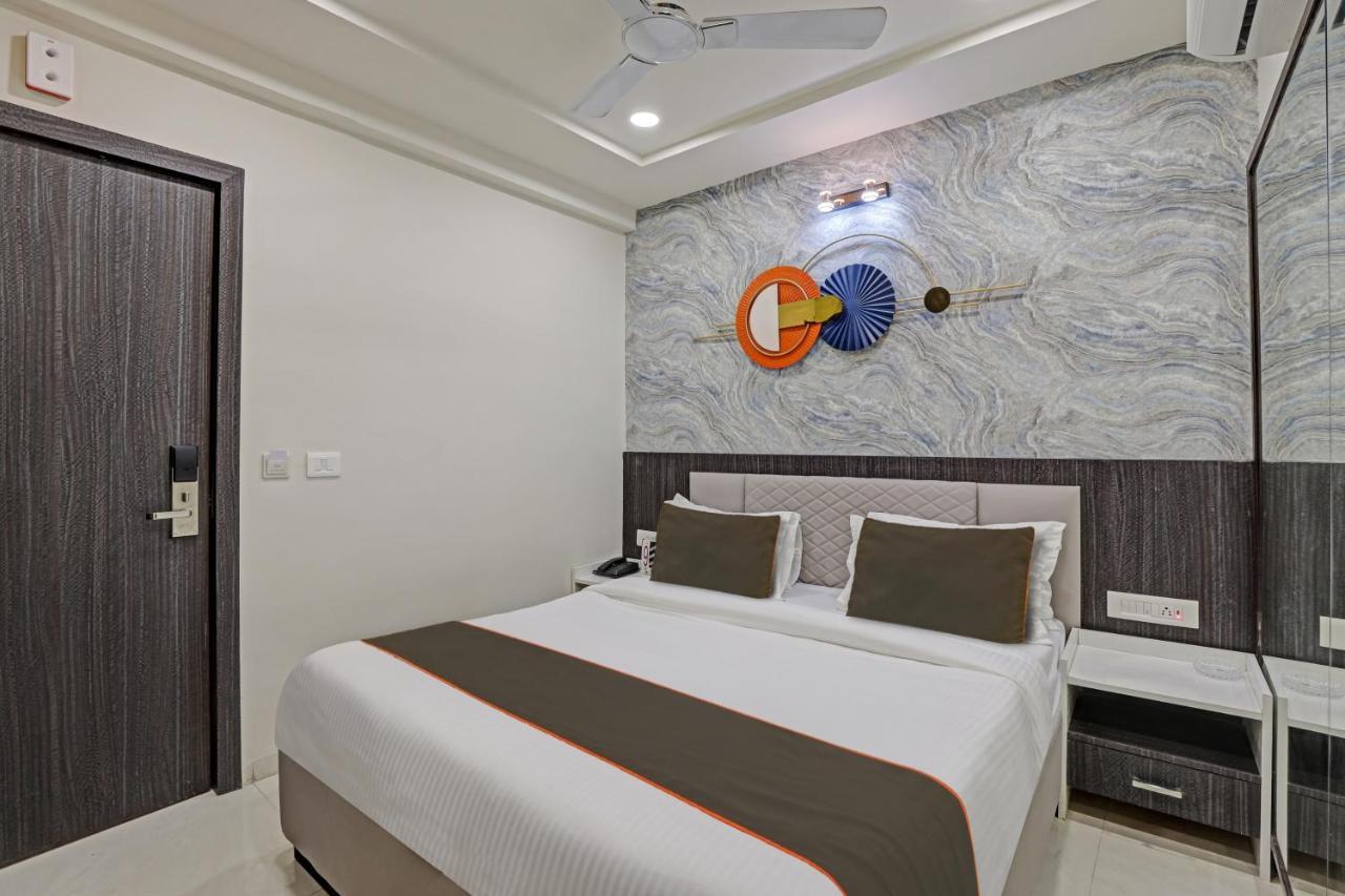 Hotel Collection O Alpha One Ahmedabad Esterno foto