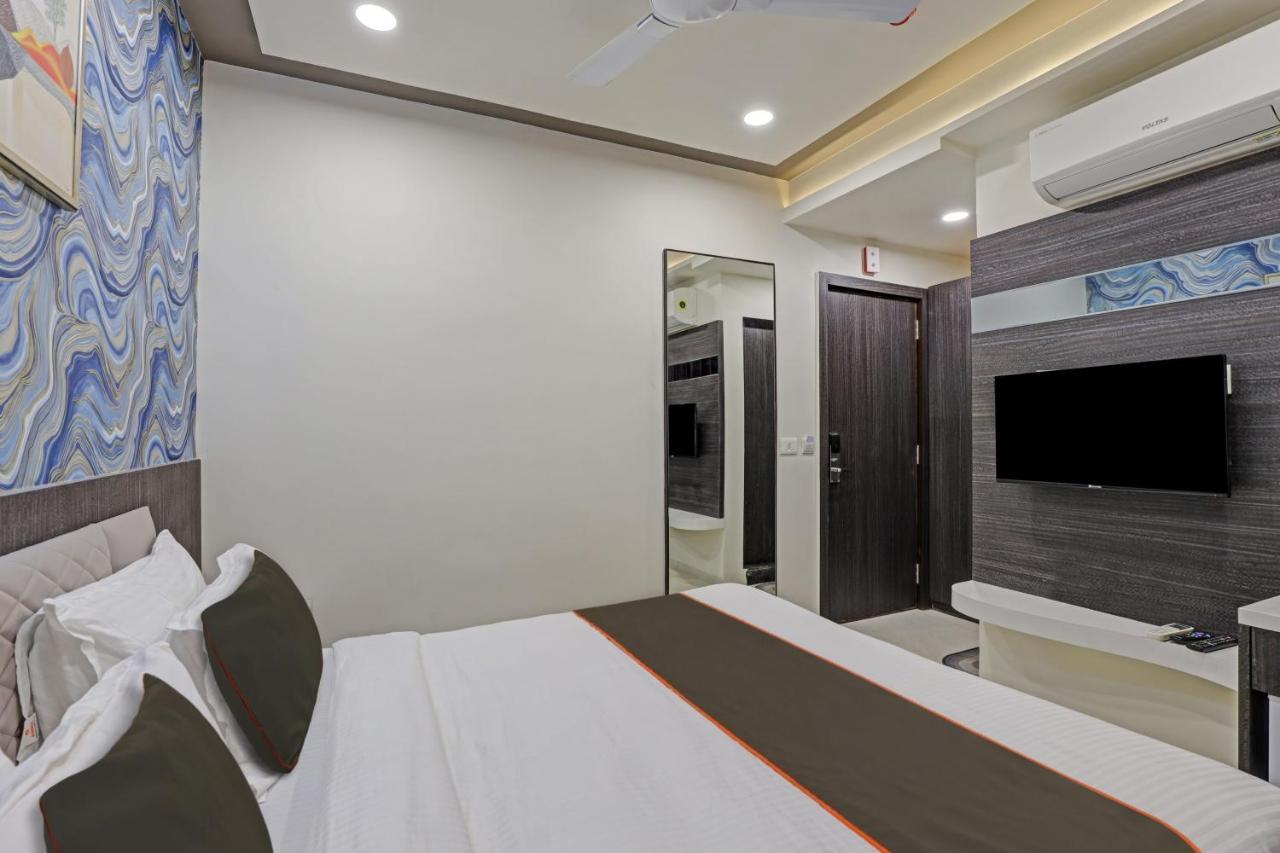Hotel Collection O Alpha One Ahmedabad Esterno foto