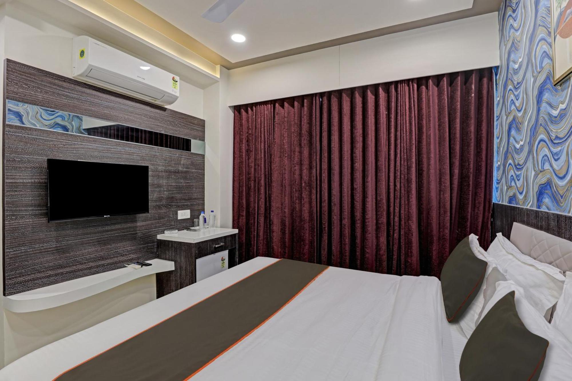 Hotel Collection O Alpha One Ahmedabad Esterno foto
