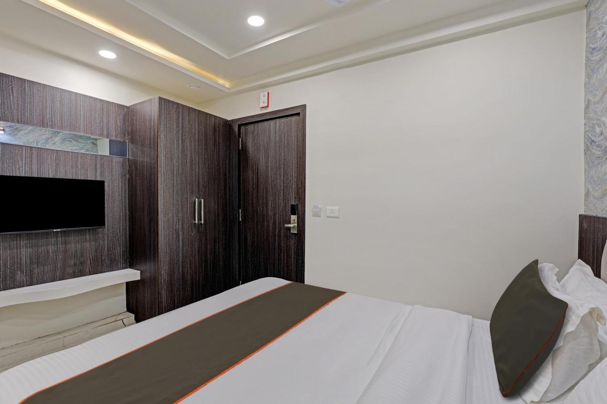 Hotel Collection O Alpha One Ahmedabad Esterno foto