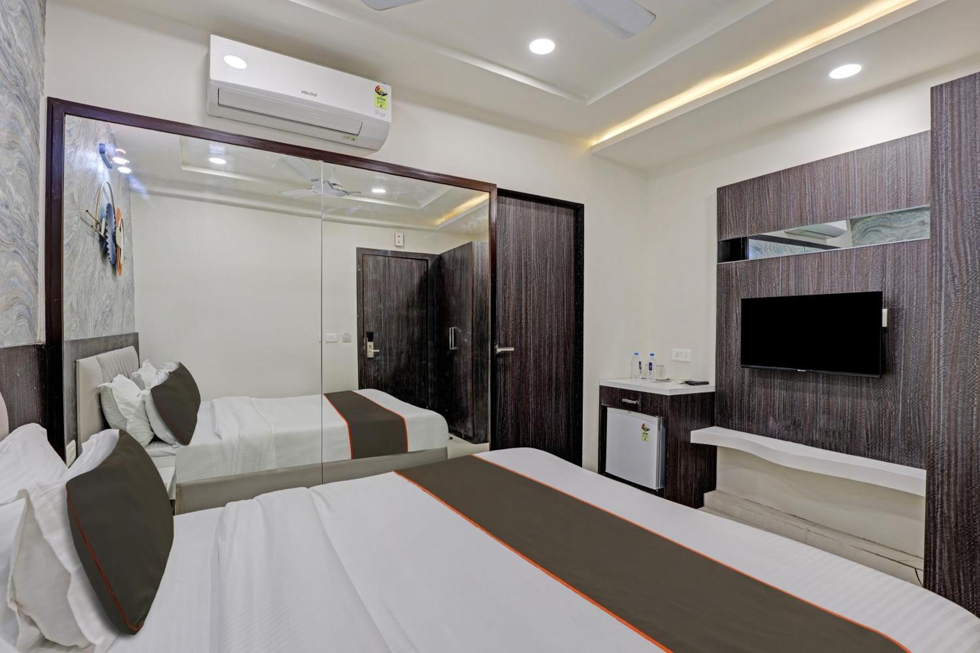 Hotel Collection O Alpha One Ahmedabad Esterno foto