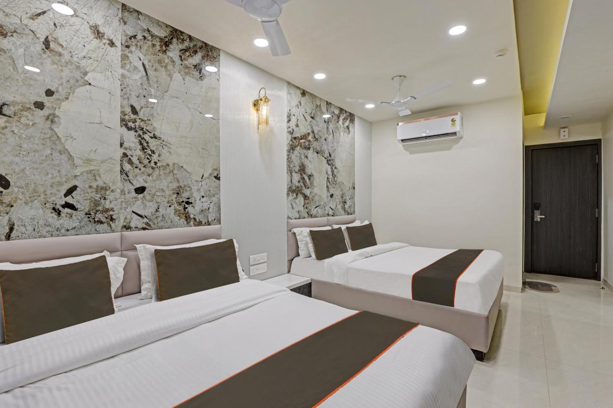 Hotel Collection O Alpha One Ahmedabad Esterno foto