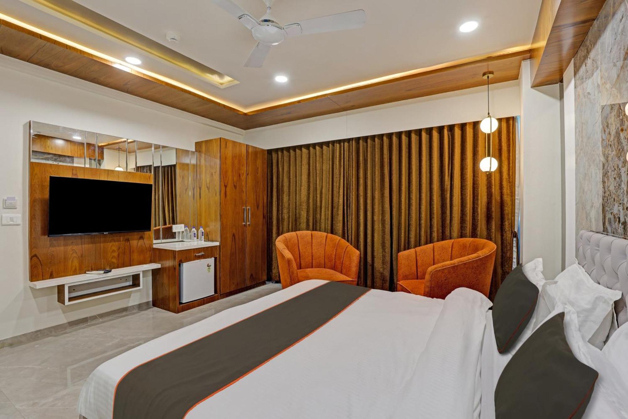 Hotel Collection O Alpha One Ahmedabad Esterno foto