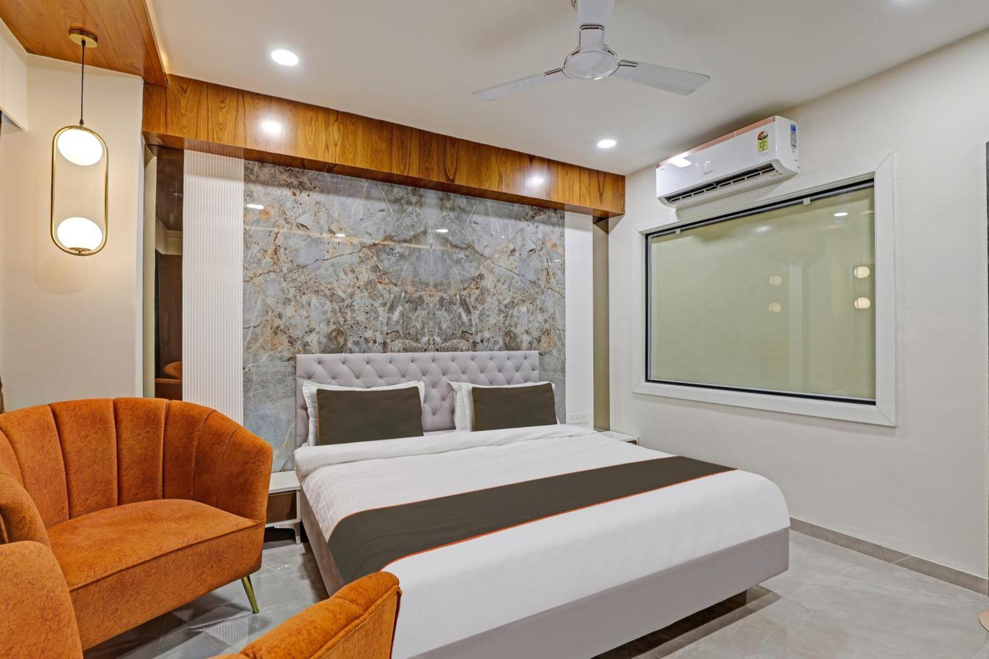 Hotel Collection O Alpha One Ahmedabad Esterno foto