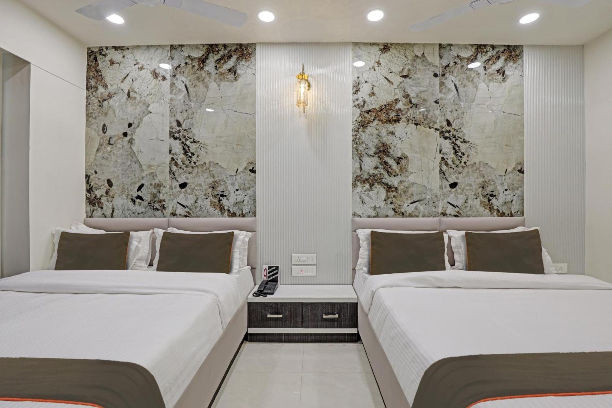 Hotel Collection O Alpha One Ahmedabad Esterno foto