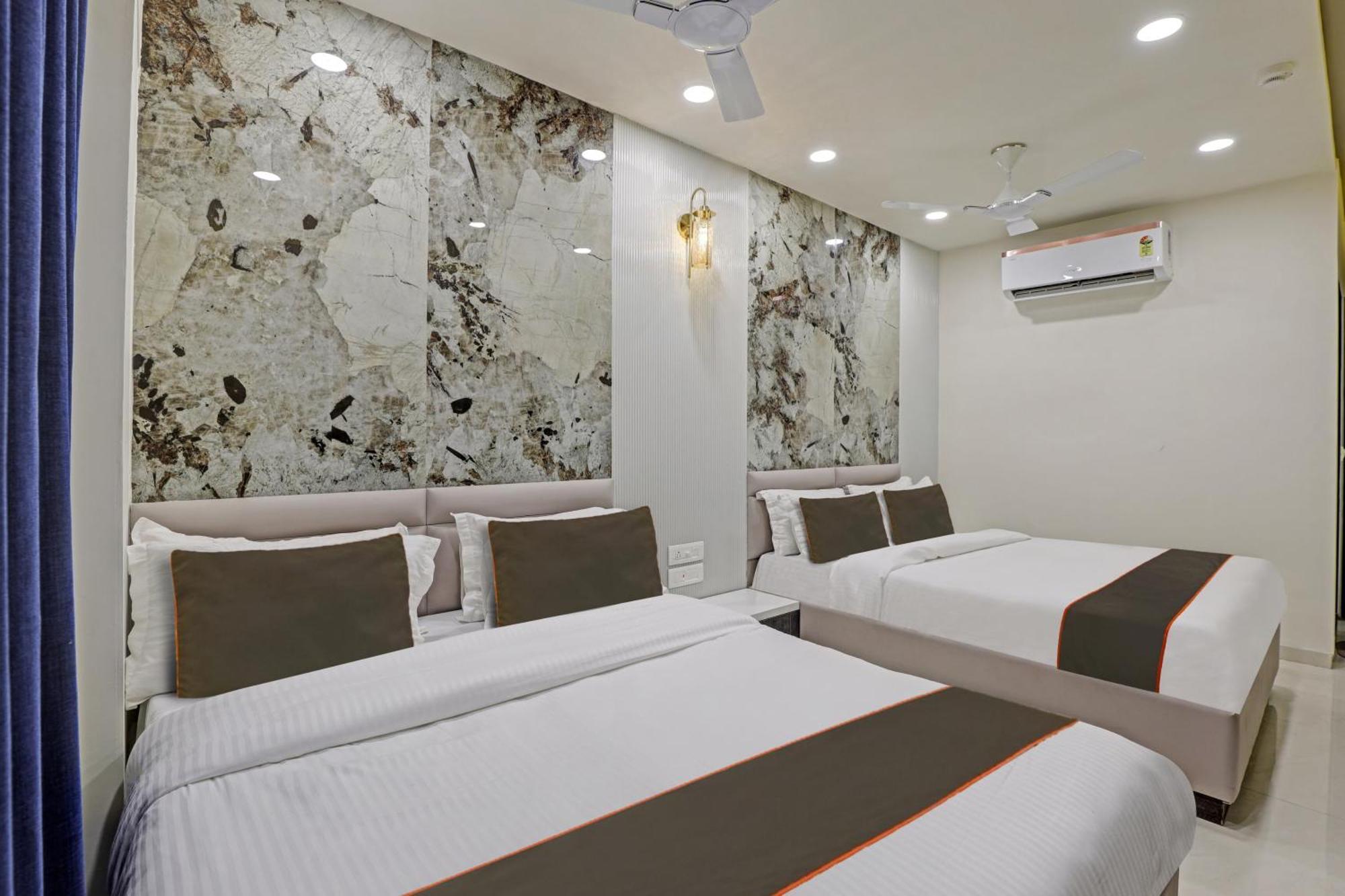 Hotel Collection O Alpha One Ahmedabad Esterno foto