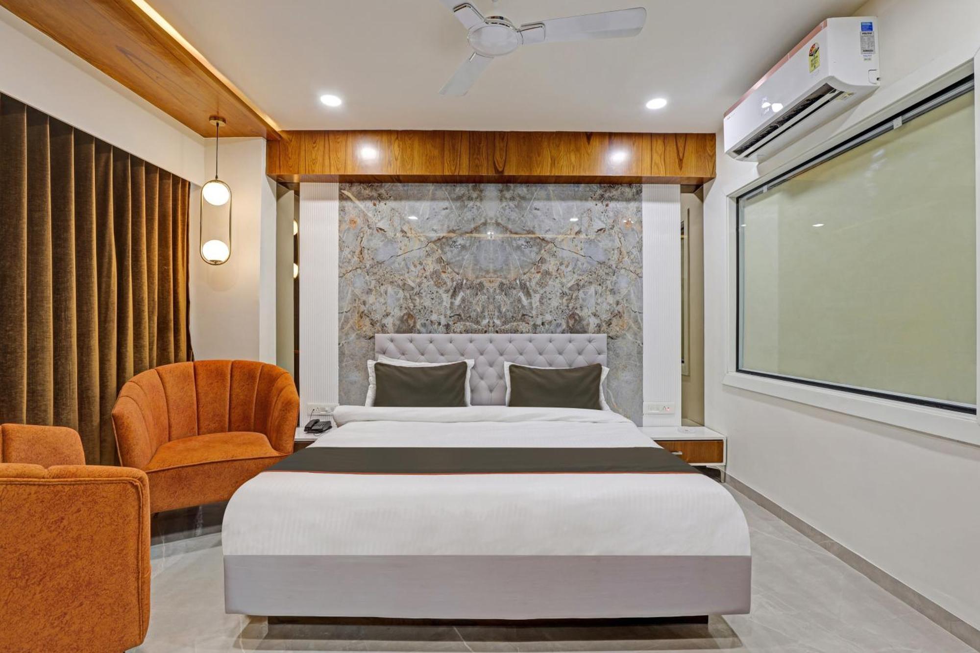 Hotel Collection O Alpha One Ahmedabad Esterno foto