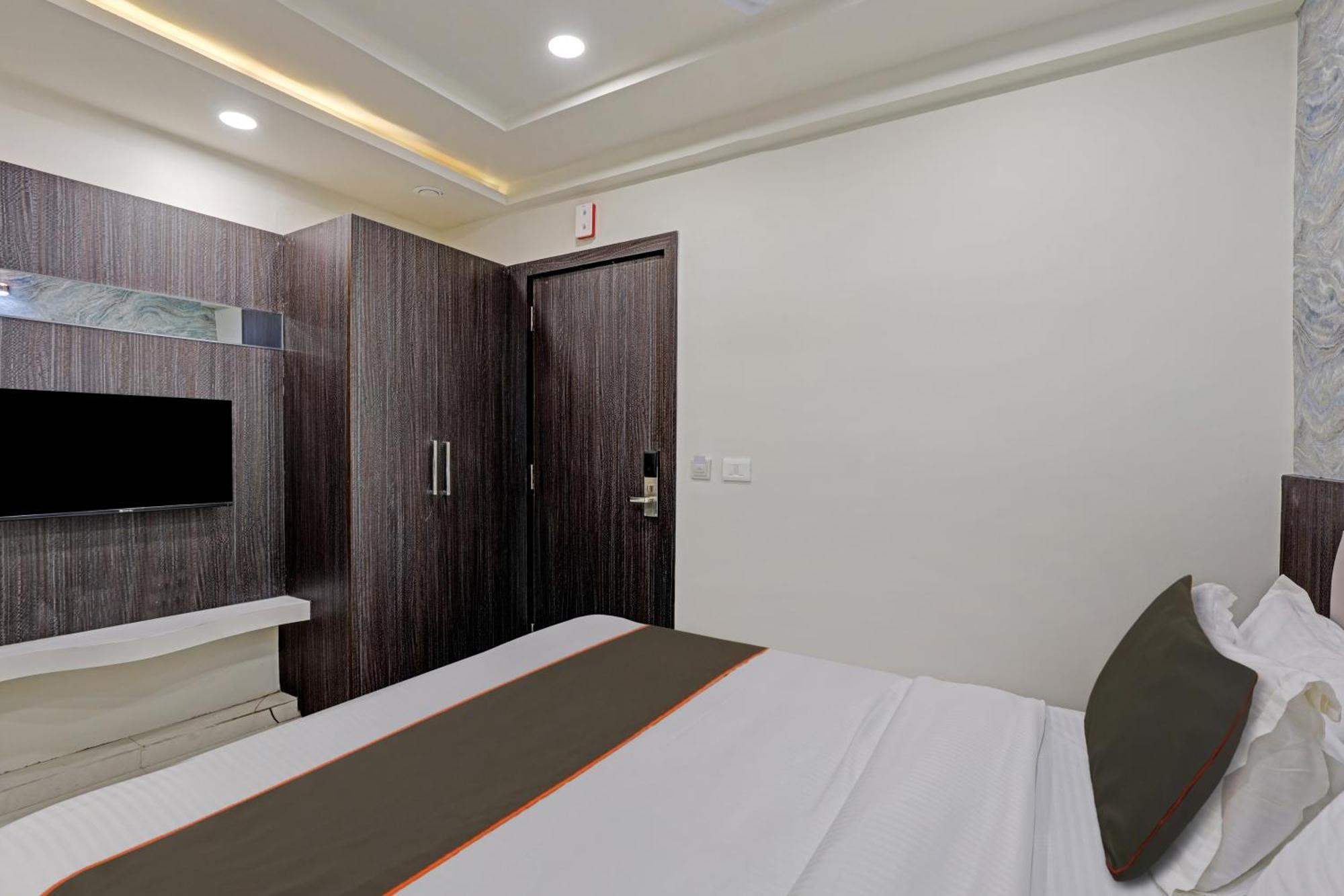 Hotel Collection O Alpha One Ahmedabad Esterno foto