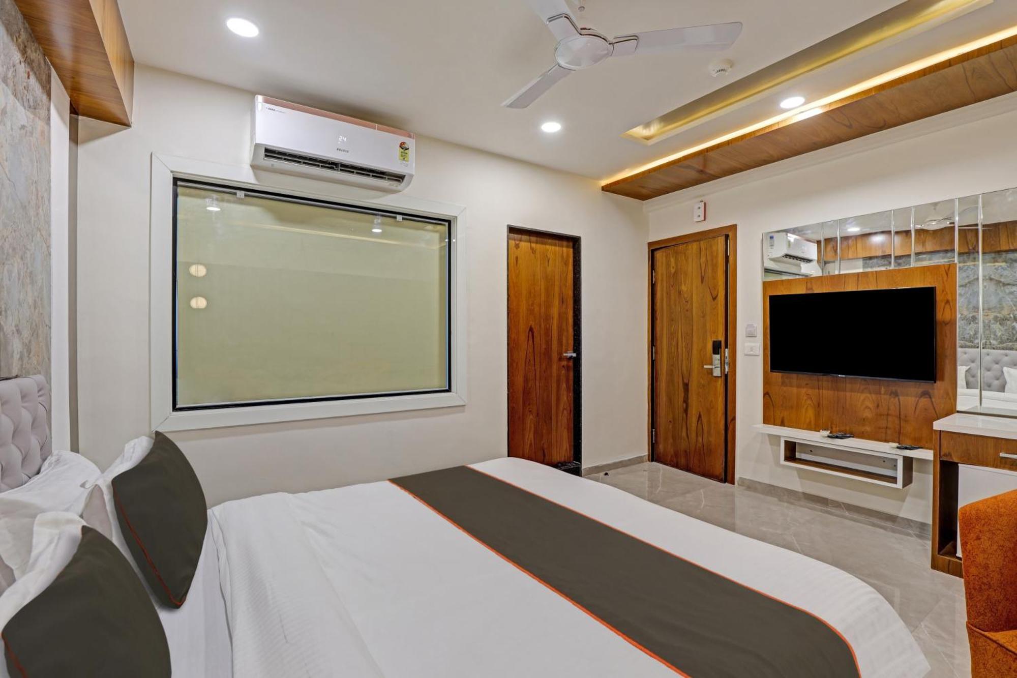 Hotel Collection O Alpha One Ahmedabad Esterno foto