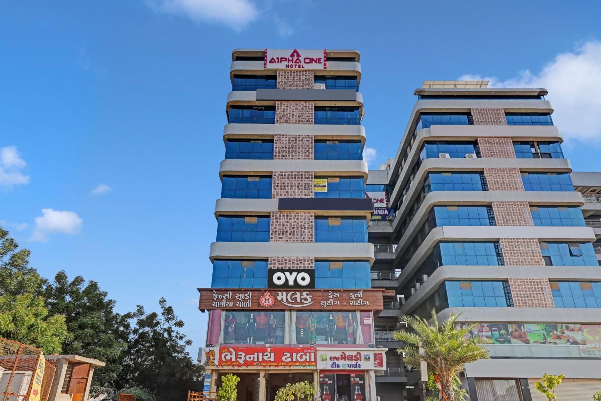 Hotel Collection O Alpha One Ahmedabad Esterno foto